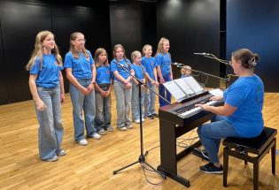Kinderchor mit neuen Shirts